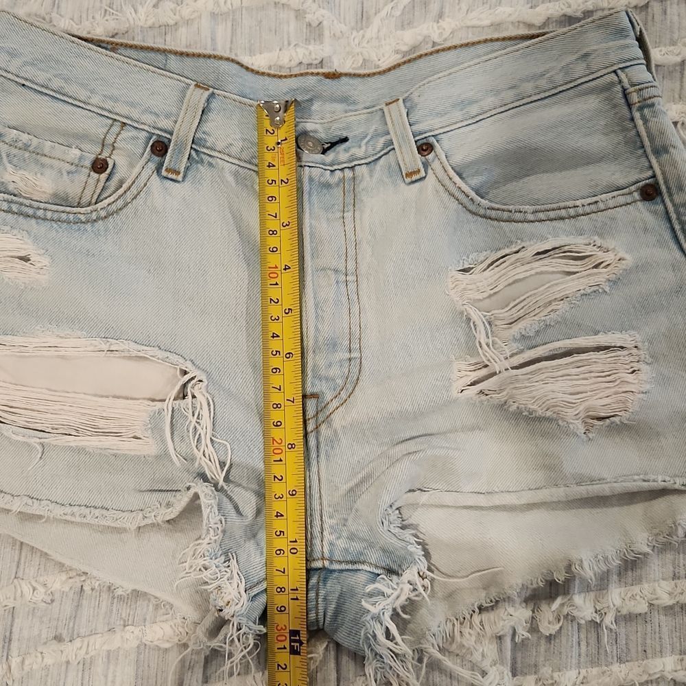 Light wash, button fly high waist Levi's jean shorts size 28! - Picture 9 of 13